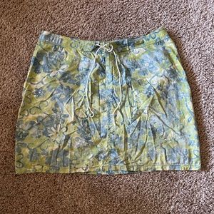 Adorable Y2K mini skirt, with blue and green flowers🧚🏼‍♀️